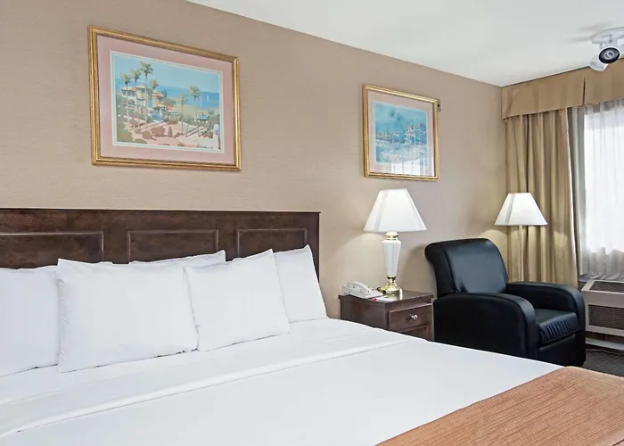 Howard Johnson By Wyndham Torrance